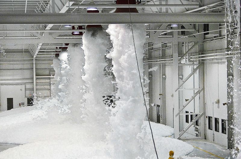 Foam_extinguishing_Industrie_Hall